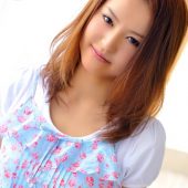 美少女のデビュー初セックスは濃厚フェラからスタート！ノーハンドフェラに続いて前から合体。ゆっくりピストンで感じる彼女。対面座位から騎乗位、頑張って腰振る彼女を下から激突上げ。最後の正常位ピストンでイッてイイという彼女の胸にザーメン発射！ 古…