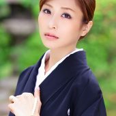 夫を腹上死させた！それを知った義弟が未亡人に襲いかかる！チ○ポを無理矢理捩じ込んでフェラ。我慢出来ない義弟は、拒否する義姉にチ○ポ挿入。言葉では拒絶するが、体は敏感に反応してしまう。欲望のままにピストンする義弟。そのまま顔射！ 朝日奈あかり